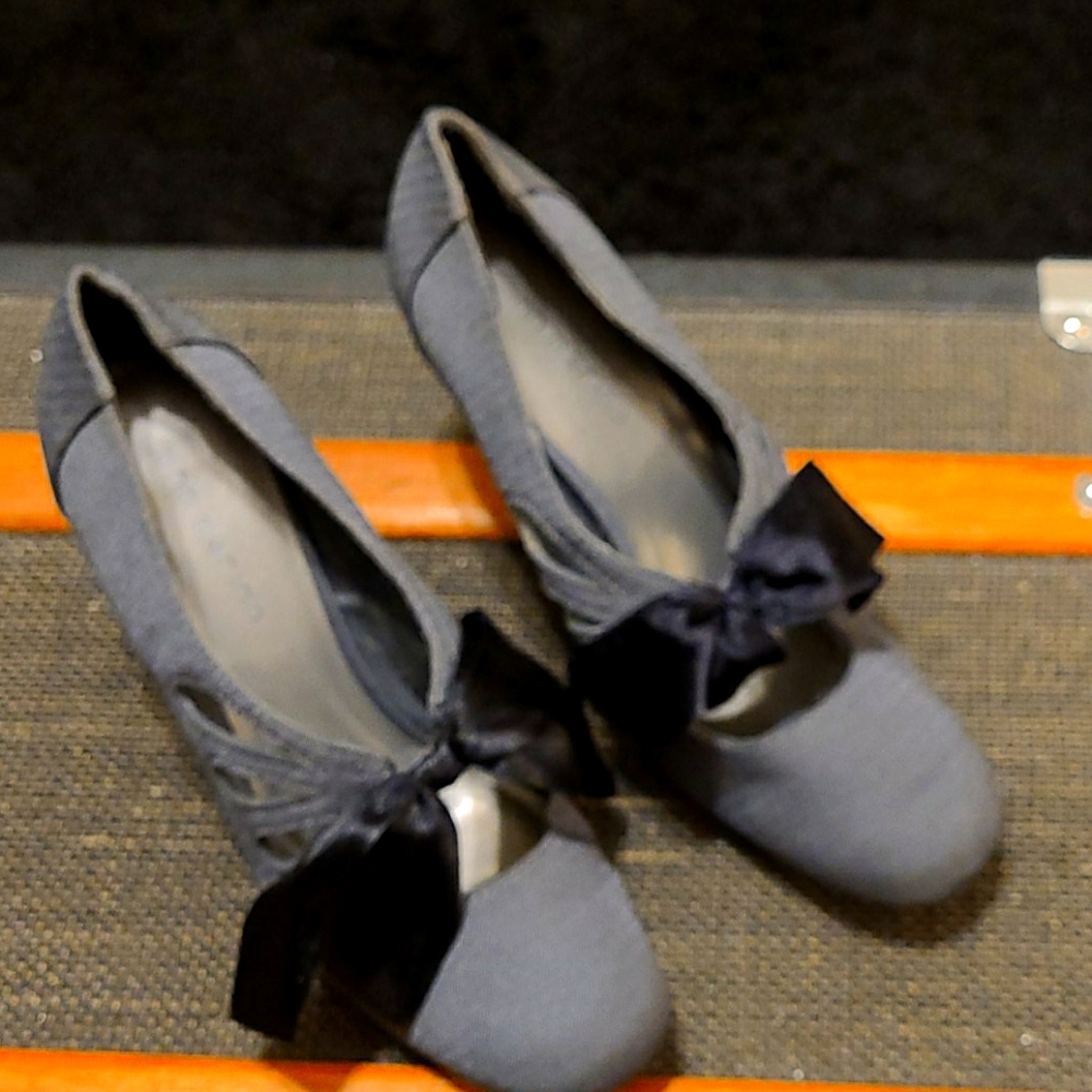 Classy Ann Marino Heels w/Bows!